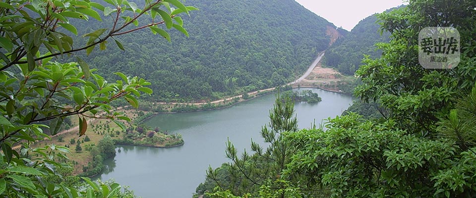 三百山热泉河酒店,特色民居风情酒店三百山热泉河酒店紧邻美丽的东江源,将纯天然温泉引入客房,另设露天温泉池,建筑从内到外处处表现了中国特色民居和客家风情文化。酒店设有各类客房、设备完善、服务专业,是一家集住宿、会议、娱乐功能等于一体的综合性旅游度假酒店。酒店周边有山、有水、环境清新自然,古朴、清寂、幽静的风情令人心旷神怡。