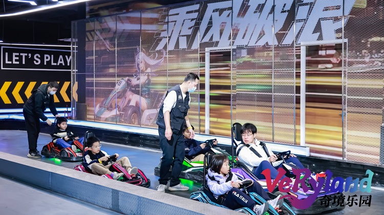 是一座将自然元素与数字艺术相融合的室内互动空间，通过光影、声音与实体装置的巧妙结合，打造出适合全年龄段的沉浸式体验场域。