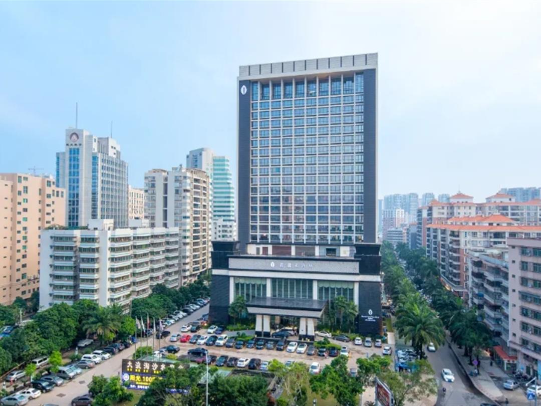 地处赤坎区市中心繁华地段，临近嘉信贸广场和体育中心，交通便捷