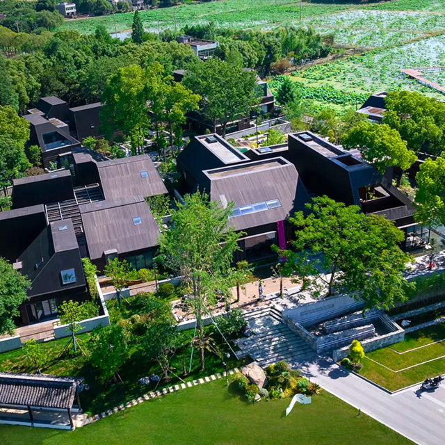 原木禅意空间 + 庭院私汤，解锁古镇度假的松弛感