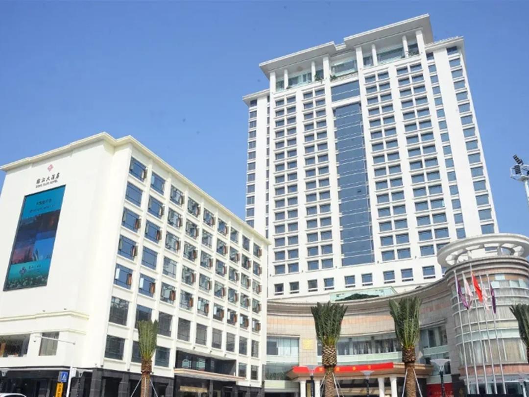 地处广东揭阳东山区岐山大道，临近火车站，交通便捷