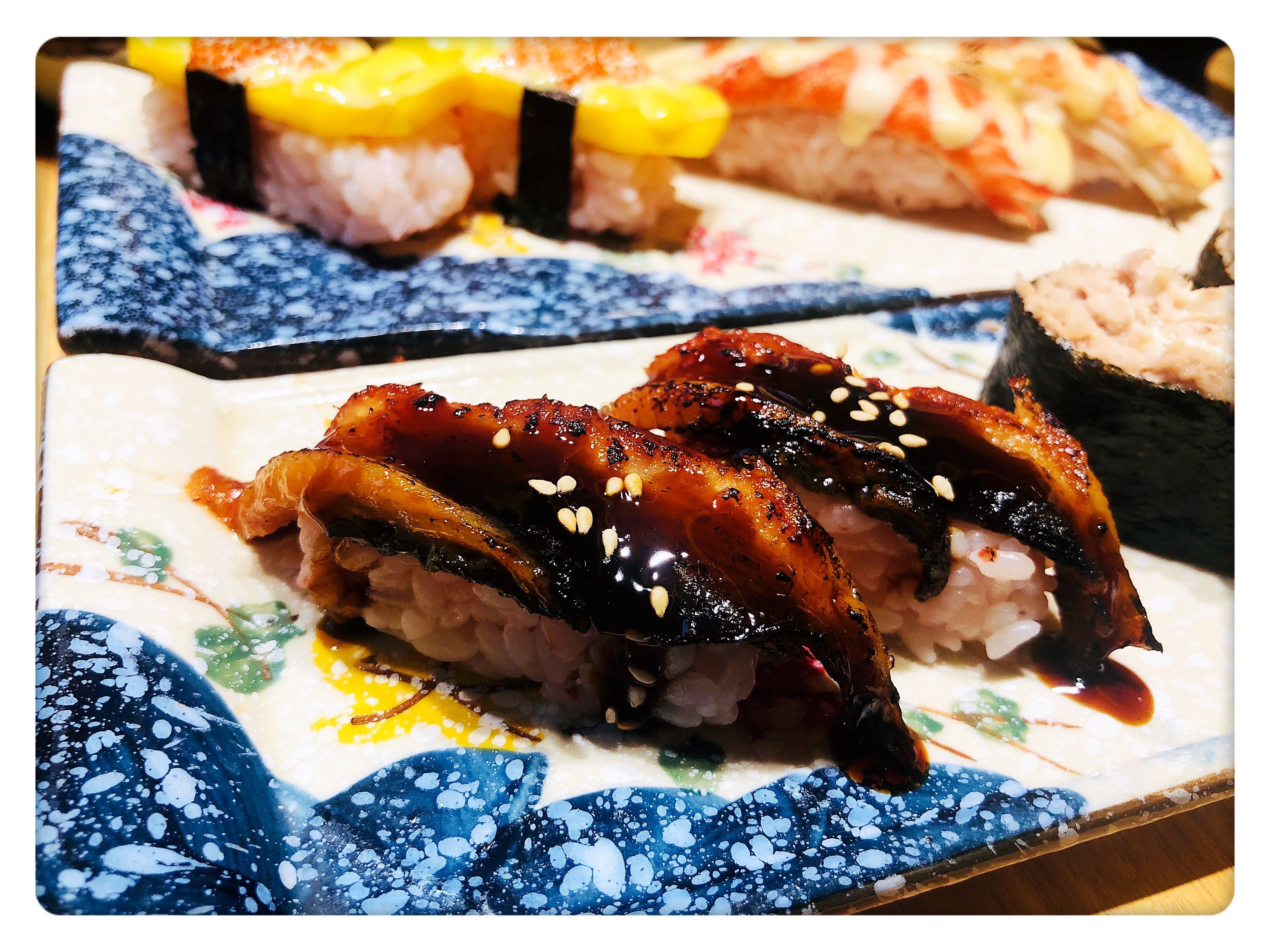 含海草前菜,芝麻八爪鱼,刺身拼盘,鳗鱼寿司 ,火炙v型蟹棒,吞拿鱼军