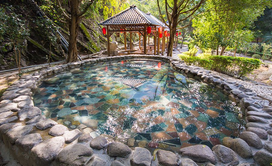 广东清远广东第一峰温泉度假村泡泉赏景